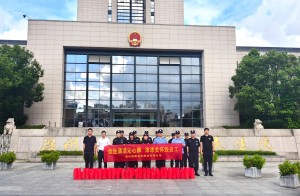 夏日送清涼  關(guān)愛沁人心——溫州國(guó)泰保安服務(wù)有限公司開展高溫慰問活動(dòng)